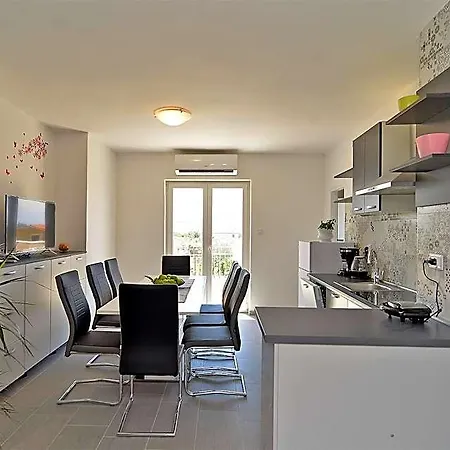 House 2136 فودنيان