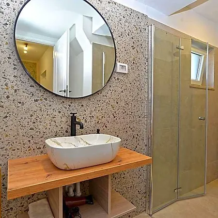 House 2136 فودنيان